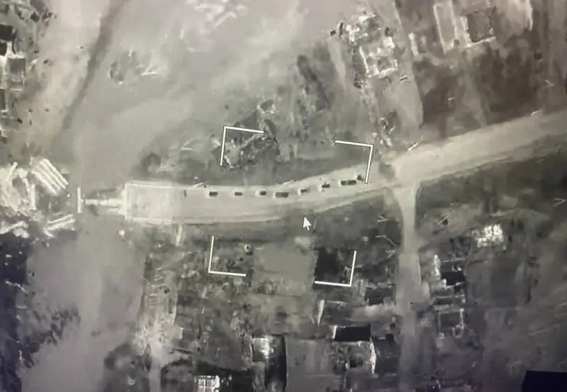 Nhưng UAV trinh sát của Nga xuất hiện trên cao và “việc di chuyển vào ban ngày là không thể, khi UAV trinh sát của Nga đang theo dõi chúng tôi suốt ngày đêm, với 2-3 lượt chiếc xuất hiện mỗi phút. Một số xe cơ giới đã bị phá hủy trên đường, mọi thứ đều nằm trong tầm kiểm soát của hỏa lực địch", Volodimir viết.