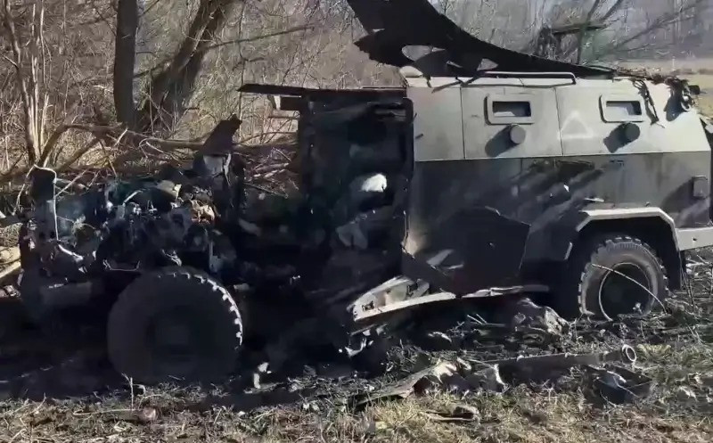 Từ ngày 11 đến ngày 12/3, một người lính Ukraine thứ tư, với mật danh Dmytro, đã mô tả cuộc rút lui của AFU khỏi Kursk như một “bộ phim kinh dị”. "Các con đường ngổn ngang hàng trăm chiếc ô tô, xe bọc thép và xe địa hình (ATV) bị phá hủy. Có rất nhiều người bị thương và tử vong". Dmytro cho biết, những chiếc xe đang rút lui thường bị nhiều UAV truy đuổi.