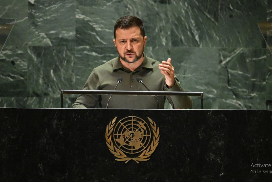 Trong khi Tổng thống Zelensky đang ở New York (Mỹ) để trình bày “kế hoạch khắc phục” trước Đại hội đồng Liên hợp quốc, thì ông nhận được thông báo rằng, Quân đội Nga đã tiến vào pháo đài chiến lược Ugledar và tình hình quân Ukraine đồn trú ở đây rất nguy cấp. (Nguồn ảnh: CNN, Ukrinform, Liveuamap, Topwar).