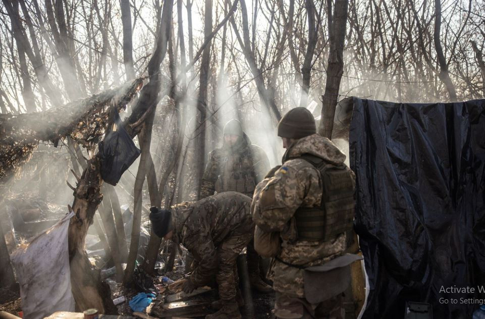 Tuy nhiên, quân Ukraine ở Ugledar vẫn kiên quyết chiến đấu, kháng cự quyết liệt. Tuy nhiên, tổn thất và không còn tiếp tế, sẽ buộc quân Ukraine phải đưa ra một quyết định khó khăn, đó là tiếp tục chiến đấu tử thủ, hoặc nhanh chóng rút lui toàn bộ khỏi Ugledar, trước mắt là rút về Bogoyavlenka và Novoukrainka để xây dựng tuyến phòng ngự mới ở đó. 