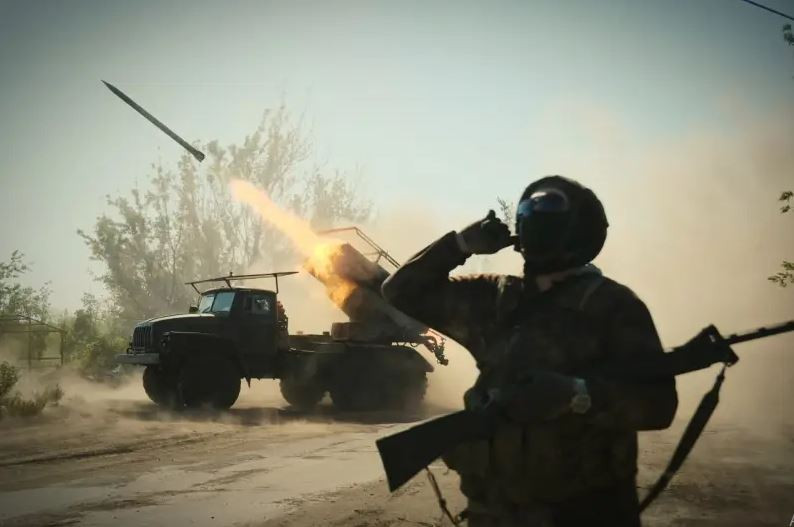 Sau khi thực hiện một loạt cuộc tấn công vào các vị trí phòng ngự của quân Ukraine bằng pháo binh và không quân, các mũi xung kích của của quân Ngađã xung phong đánh chiếm được một trong những tòa nhà cao tầng ở phía đông thành phố.