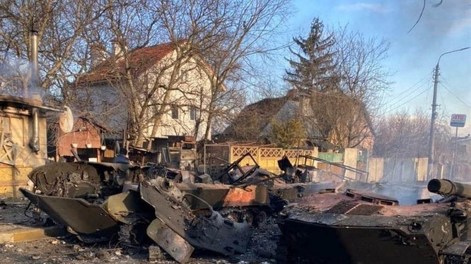 Do thua về sức mạnh quân sự nên Ukraine chịu tổn thất khá nhiều khi bùng nổ giao tranh. Theo báo cáo của Bộ quốc phòng Ukraine đã có hơn 2.870 binh sĩ thiệt mạng, hơn 3.700 quân nhân bị thương, khoảng 572 quân nhân bị bắt giữ và hơn 2.203 mục tiêu quân sự của Ukraine bị phá hủy.