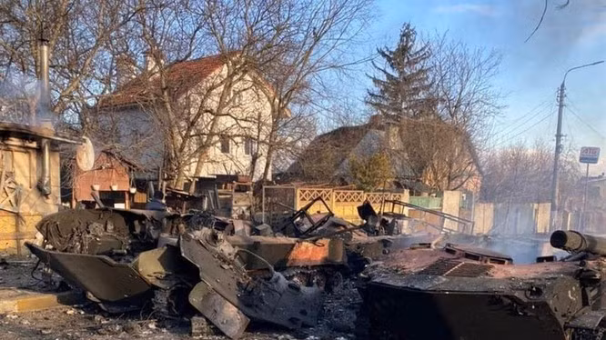 Do thua về sức mạnh quân sự nên Ukraine chịu tổn thất khá nhiều khi bùng nổ giao tranh. Theo báo cáo của Bộ quốc phòng Ukraine đã có hơn 2.870 binh sĩ thiệt mạng, hơn 3.700 quân nhân bị thương, khoảng 572 quân nhân bị bắt giữ và hơn 2.203 mục tiêu quân sự của Ukraine bị phá hủy.