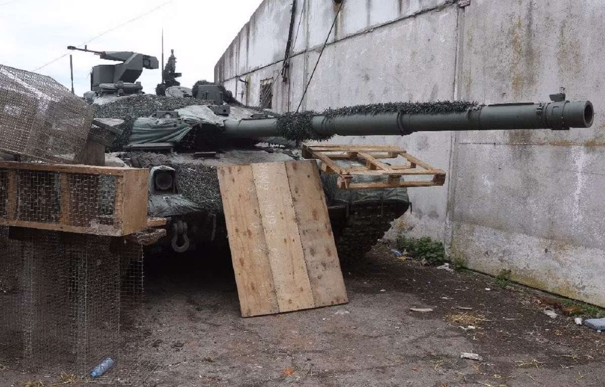 Theo các chuyên gia phân tích, việc Quân đội Nga triển khai xe tăng T-90 tới chiến trường Ukraine, có thể nhằm mục đích kiểm tra khả năng hoạt động của loại xe tăng này, trong các tình huống chiến trường ác liệt, với nhiều mối đe dọa hơn; nhất là với tên lửa chống tăng.