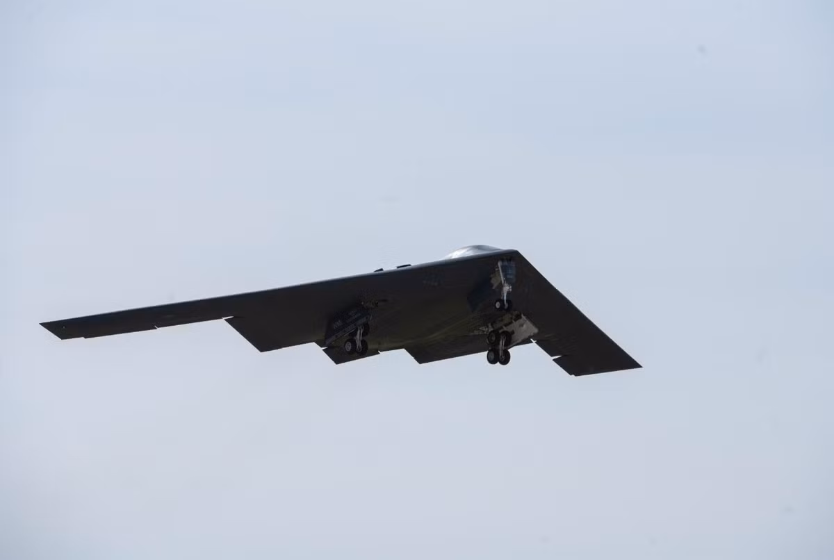 Do vậy Không quân Mỹ đã yêu cầu nhà sản xuất Northrop Grumman tiến hành sửa đổi khung máy bay, để B-2 có thể bay ở độ cao thấp với chi phí bổ sung đáng kể. Nhưng điều đó cũng chưa đem lại an toàn cho B-2, khi gặp phải mối đe dọa của các hệ thống phòng không tầm thấp. Ảnh: USAF.