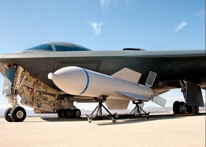 Khả năng tàng hình của máy bay B-2, biến nó trở thành máy bay ném bom chiến lược duy nhất của Mỹ hiện nay, có thể sử dụng các loại bom xuyên hạng nặng như GBU-57, được dùng để tấn công các mục tiêu kiên cố như các căn cứ ngầm của Triều Tiên hay các cơ sở vũ khí hạt nhân của Iran. Ảnh: USAF.