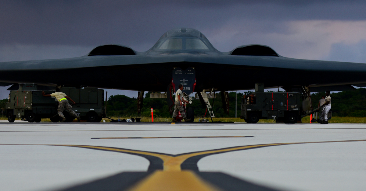 Yêu cầu bảo trì của máy bay ném bom tàng hình B-2 theo rất nhiều ước tính là lớn nhất trên thế giới; điều này dẫn đến chi phí vận hành “cắt cổ”, cao hơn nhiều so với dự kiến, khi chiếc máy bay này mới bắt đầu được phát triển. Ảnh: USAF. 