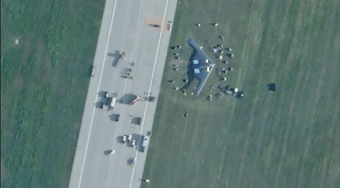 Điều này cũng diễn ra sau một cuộc hạ cánh khẩn cấp trước đó vào tháng 9/2021, khiến một chiếc B-2 khác ngừng hoạt động lâu dài; làm tổng quy mô của phi đội máy bay ném bom tàng hình chiến lược B-2 của Mỹ, chỉ còn 18 chiếc. Ảnh: Defence. 