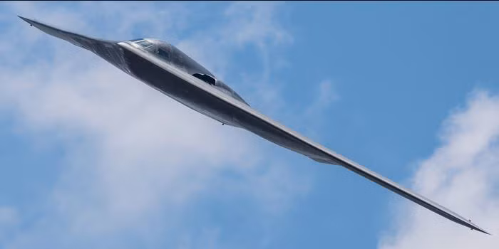 Máy bay ném bom chiến lược tàng hình B-2 được phát triển trong thời kỳ chiến tranh Lạnh, với nhiệm vụ đột phá qua hệ thống phòng không của Liên Xô, để ném bom hạt nhân vào sâu trong lãnh thổ Liên Xô. Ảnh: Pinterest. 