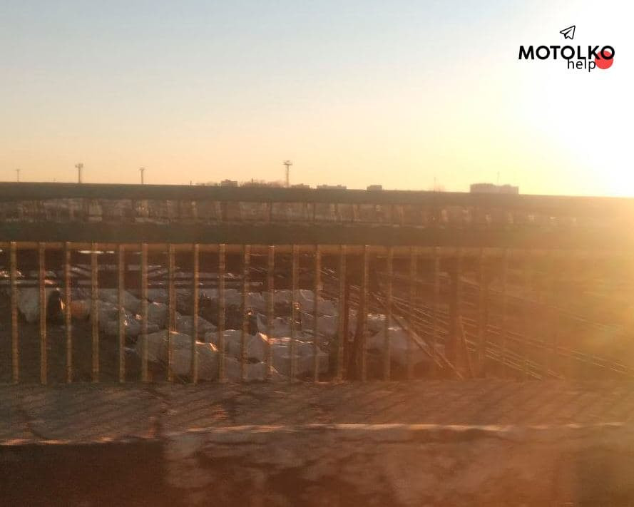 Cư dân của nước láng giềng Belarus thông báo rằng, một đoàn tàu chở xe tăng Nga, được ngụy trang cẩn thận bằng cách phủ kín bạt, đã được nhìn thấy gần Luninets.