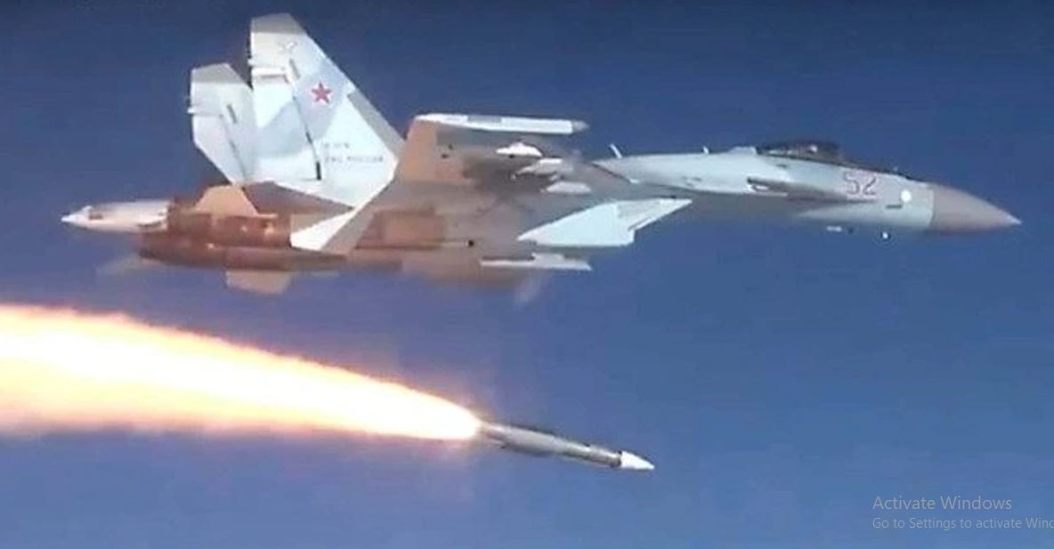 Lúc này những chiếc Su-35S đóng vai trò là “ngựa thồ” vũ khí, còn những chiếc Su-57 đóng vai trò “luồn sâu” để săn lùng phía trước. Su-57 ngoài nhiệm vụ “bắn tỉa” trên không, còn dẫn hướng cho tên lửa được phóng đi từ “ngựa thồ” Su-35, tiêu diệt chiến đấu cơ của Ukraine từ cự ly rất xa.