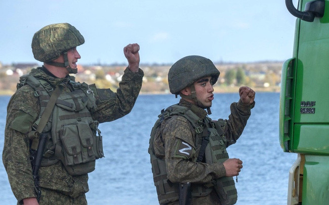 Tuy nhiên, quân Nga đã bắn hạ tất cả UAV của quân đội Ukraine; do không có dữ liệu dẫn đường và tọa độ chính xác của UAV, nên hầu hết đạn pháo của Ukraine đều bắn trượt. Quân đội Nga đã sử dụng cây cầu phao quân sự dã chiến để đưa các đơn vị bộ binh và vận chuyển vũ khí bằng phà. 
