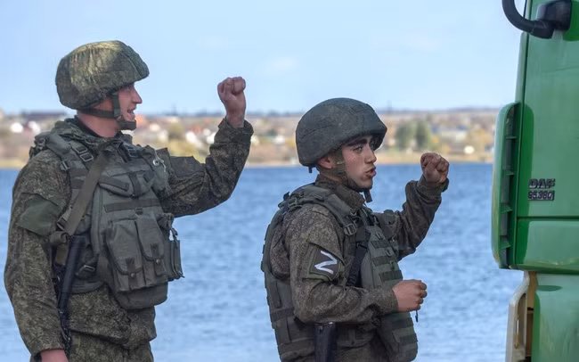 Tuy nhiên, quân Nga đã bắn hạ tất cả UAV của quân đội Ukraine; do không có dữ liệu dẫn đường và tọa độ chính xác của UAV, nên hầu hết đạn pháo của Ukraine đều bắn trượt. Quân đội Nga đã sử dụng cây cầu phao quân sự dã chiến để đưa các đơn vị bộ binh và vận chuyển vũ khí bằng phà. 