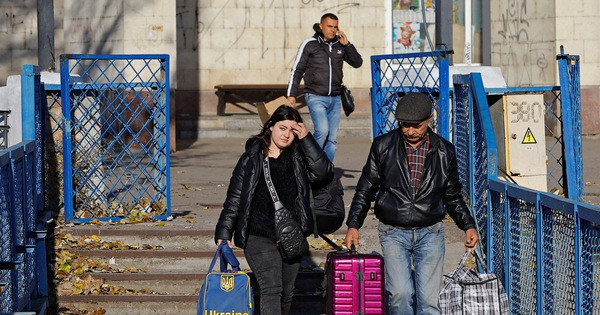 Trên thực tế, kể từ khi Nga bắt đầu sơ tán cư dân ở hữu ngạn Kherson vào ngày 22/10, quân đội Nga cũng đã bắt đầu tổ chức việc rút quân. Đầu tiên là sơ tán các đơn vị phục vụ và các đơn vị pháo binh cồng kềnh. Vào thời điểm việc rút quân được công bố vào tháng 11, nhưng trên thực tế, quân đội Nga đã thực sự rút hầu hết lực lượng của mình.