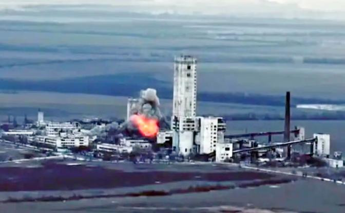 Trước đó, lực lượng của Ukraine bảo vệ Ugledar, chủ yếu là Lữ đoàn bộ binh cơ giới số 72. Sau khi hướng thành phố Pokrovsk bị tấn công mạnh, Quân đội Ukraine không còn lực lượng dự bị để tăng cường; lúc này Lữ đoàn 72 được rút ra để tăng viện cho Pokrovsk. Chớp thời cơ, các đơn vị Nga tiến vào khu vực tòa nhà cao tầng từ phía đông thành phố.