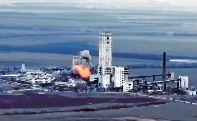 Trước đó, lực lượng của Ukraine bảo vệ Ugledar, chủ yếu là Lữ đoàn bộ binh cơ giới số 72. Sau khi hướng thành phố Pokrovsk bị tấn công mạnh, Quân đội Ukraine không còn lực lượng dự bị để tăng cường; lúc này Lữ đoàn 72 được rút ra để tăng viện cho Pokrovsk. Chớp thời cơ, các đơn vị Nga tiến vào khu vực tòa nhà cao tầng từ phía đông thành phố.