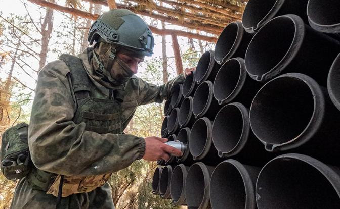 Cũng theo Bộ Quốc phòng Nga, quân Nga hoạt động trên hướng Kurakhovsko-Pokrovsky đã hoàn thành cắt đứt tuyến đường sắt và đường bộ giữa Selydove và Kurakhovo, tạo thêm một khó khăn và trở ngại nữa cho quân Ukraine đang rút lui.