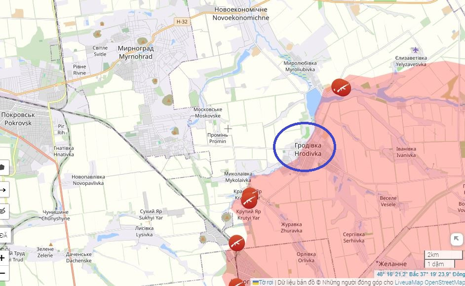 Hiện tại, quân Ukraine chỉ còn đang cầm cự ở vùng ngoại ô phía tây Grodivka, khu dân cư cuối cùng trên con đường chính từ Ocheretino đến Mirnograd. Trong khi quân Nga pháo kích liên tục, khiến việc sơ tán binh sĩ Ukraine còn lại trong thành phố gặp khó khăn.