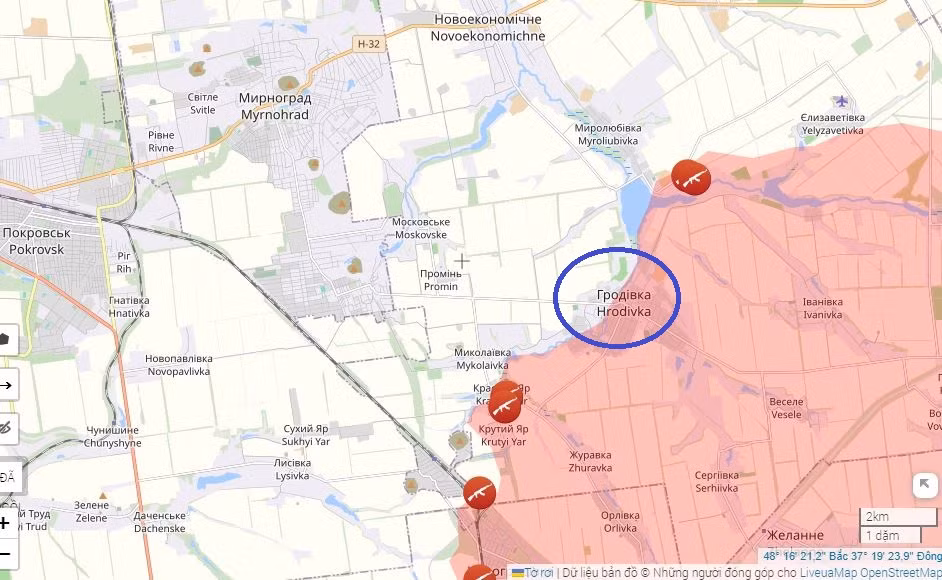 Hiện tại, quân Ukraine chỉ còn đang cầm cự ở vùng ngoại ô phía tây Grodivka, khu dân cư cuối cùng trên con đường chính từ Ocheretino đến Mirnograd. Trong khi quân Nga pháo kích liên tục, khiến việc sơ tán binh sĩ Ukraine còn lại trong thành phố gặp khó khăn.