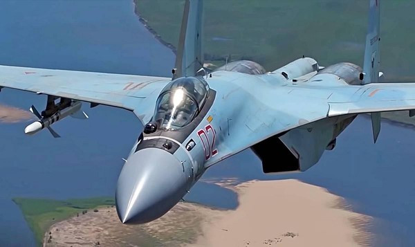 Thông báo của Bộ Quốc phòng Nga cho biết, các máy bay chiến đấu Su-35 của Nga, có nhiệm vụ đánh chặn các mục tiêu trên không trên lãnh thổ Ukraine, cũng như thực hiện các cuộc tấn công bằng vũ khí chính xác vào cơ sở hạ tầng quân sự.