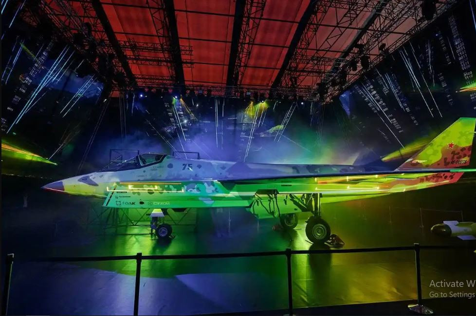 Cho đến gần đây, vẫn chưa rõ liệu việc Nga trưng bày một chiếc máy bay quân sự, chỉ nhằm mục đích xuất khẩu; trong khi có khả năng phải chịu các lệnh trừng phạt thứ cấp, liệu có hợp lý hay không? Đầu tiên, việc sản xuất Su-75, mà Nga sẽ giới thiệu tại Dubai, phải được đảm bảo bằng các đơn đặt hàng trong nước.