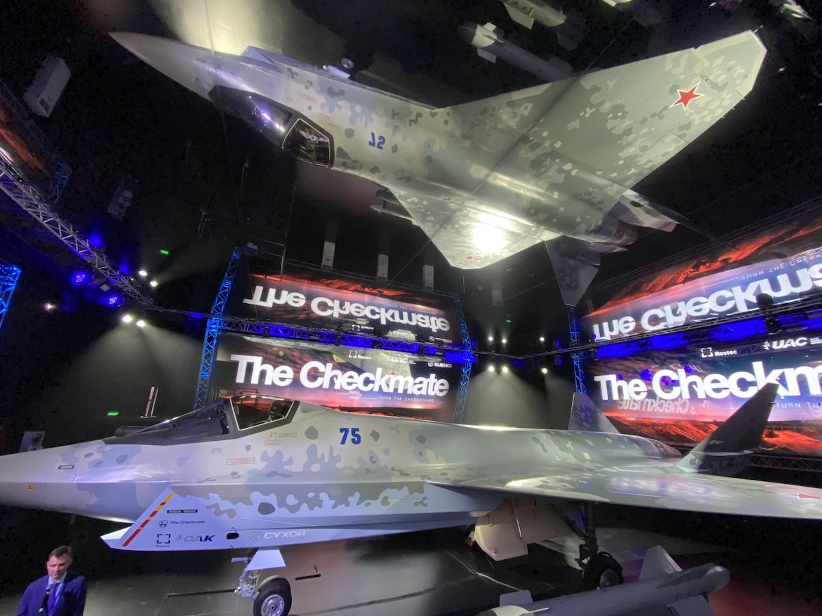 Do vậy, không phải ngẫu nhiên mà một nguyên mẫu chứ không phải một mô hình của Su-75 được Rostec trưng bày ở Dubai lần này. Nên nhớ rằng, chỉ nguyên việc ra đời của Su-75 đã tốn nhiều giấy mực của truyền thông quốc tế; nhưng tới giờ, nó vẫn chỉ là một nguyên mẫu và chưa thể bay. 