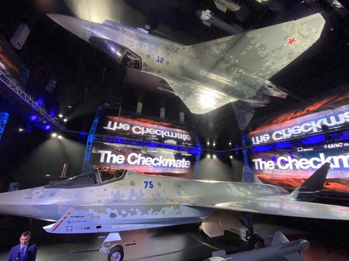 Do vậy, không phải ngẫu nhiên mà một nguyên mẫu chứ không phải một mô hình của Su-75 được Rostec trưng bày ở Dubai lần này. Nên nhớ rằng, chỉ nguyên việc ra đời của Su-75 đã tốn nhiều giấy mực của truyền thông quốc tế; nhưng tới giờ, nó vẫn chỉ là một nguyên mẫu và chưa thể bay. 