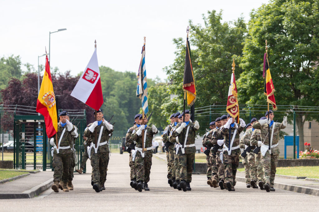 Hiện nay, Eurocorps bao gồm một lữ đoàn hỗn hợp Pháp-Đức, một sư đoàn bộ binh cơ giới Đức, một sư đoàn thiết giáp Pháp, một sư đoàn bộ binh cơ giới Tây Ban Nha, sư đoàn thiết giáp Ba Lan,... với tổng quân số khoảng 60.000 quân. 