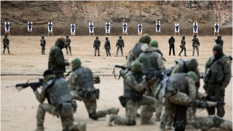 Nhóm hỗ trợ quân sự NATO là tổ chức chỉ huy quân sự trực tiếp của NATO chi viện cho Ukraine và nắm giữ một số lượng lớn bí mật. Trước khi bị miễn nhiệm, Trung tướng Gromadzinski đang chỉ huy NATO huấn luyện giúp quân Ukraine ở căn cứ Wiesbaden, Đức.