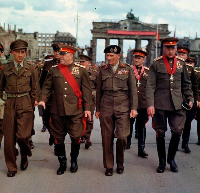 Nguyên soái Rokossovsky là một người Ba Lan gốc Slav, hay một người Ba Lan gốc Nga, và trong trái tim ông, quê hương của ông là nước Nga. Gia đình Rokossovsky luôn sống ở Warsaw và dòng họ Rokossovsky vốn thuộc dòng dõi quý tộc Ba Lan. 