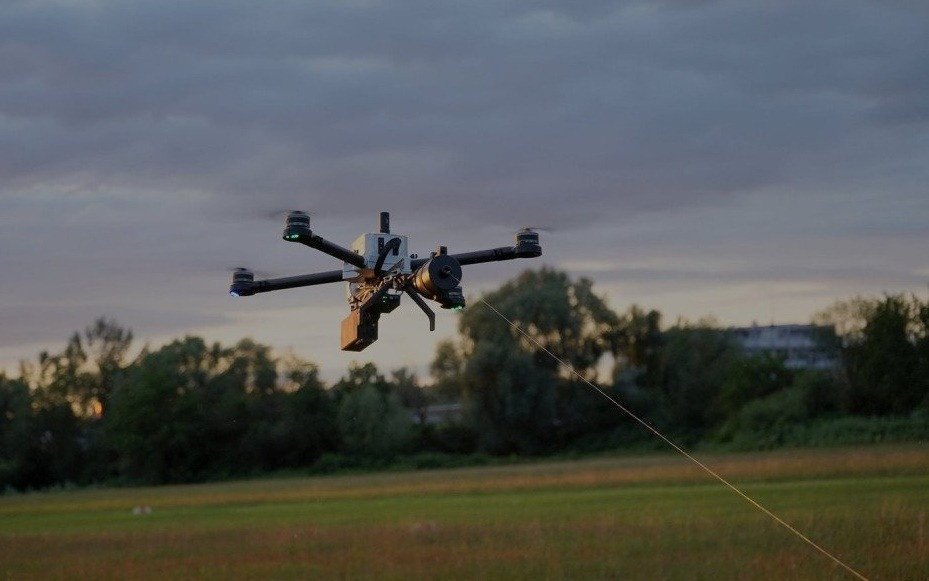 RFAF đã triển khai một số lượng lớn UAV điều khiển bằng cáp quang trên chiến trường, để phá hủy số vũ khí hạng nặng vốn đã ít ỏi của AFU ở Kursk. Hệ thống tác chiến điện tử của AFU bất lực trước UAV điều khiển bằng sợi quang. Biện pháp của họ là sử dụng radar phát hiện, sau đó triển khai UAV FPV để chặn UAV cáp quang của Nga, nhưng hiệu quả rất thấp.