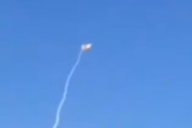 Trên đoạn video được đưa lên mạng xã hội, người xem có thể thấy khoảnh khắc tên lửa của hệ thống phòng không Tor, phóng trúng máy bay không người lái TB2 của Ukraine và nổ tung trên bầu trời.