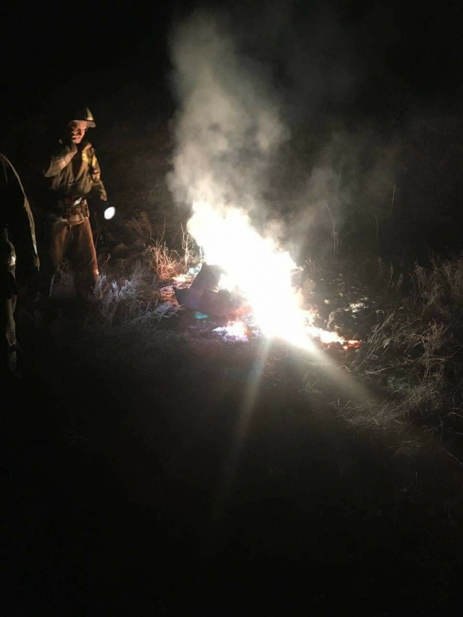 Trong các bức ảnh được giới thiệu, người xem có thể thấy mảnh vỡ của tên lửa chiến thuật Tochka-U bị bắn rơi. Rất may là tên lửa bị bắn rơi rơi cách xa các tòa nhà dân cư, hậu quả là không có ai bị thương. Nguồn ảnh: Twitter.