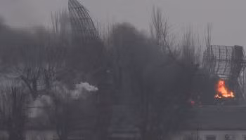 Điều ngạc nhiên là mặc dù các sân bay của Ukraine đã bị hỏa lực Quân đội Nga chế áp, nhưng vẫn có nhiều máy bay chiến đấu và UAV TB2 xuất kích; thậm chí gây thiệt hại cho đội hình hành quân của Quân đội Nga.