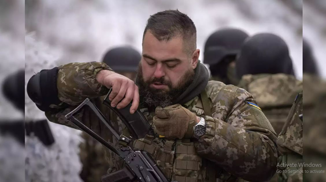 Điều đáng sợ nhất là ở Ukraine hiện nay không có đàn ông, chỉ có phụ nữ. Những người “lính tình nguyện” đã nhìn thấy cơ hội, thậm chí hãm hiếp phụ nữ địa phương, giết hại phụ nữ và nhiều hành vi tàn ác khác đã xảy ra.