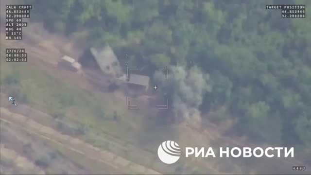 Một vấn đề khiến các bệ phóng M142/M270 bị Nga phá hủy nhiều hơn là do Quân đội Ukraine buộc phải di chuyển các bệ phóng M142/M270 đến gần mặt trận hơn, để có thể tấn công các mục tiêu ở phía sau Quân đội Nga. Và chúng dễ dàng bị UAV trinh sát của Nga hoạt động sâu phía sau chiến tuyến đến 150km phát hiện và sau đó là tên lửa Iskander phóng tới tiêu diệt. (Nguồn ảnh: Topwar, Sohu, CNN, Reuters, Ukrinform).