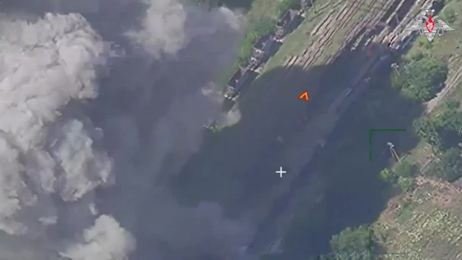 UAV trinh sát của Nga đã phát hiện mỗi đoàn tàu có 20 toa đã dừng ở ga quá lâu, đây là một điều “bất bình thường” trong điều kiện chiến tranh và nhanh chóng truyền tọa độ sở chỉ huy Nga. Quân đội Nga đã quyết định dùng tên lửa Iskander phá hủy cả hai đoàn tàu.