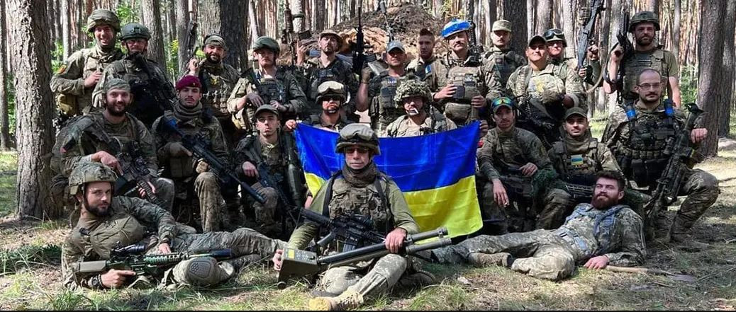 Nhiều lính đánh thuê cho rằng, họ không thể quay trở lại đất nước họ và chỉ có thể “sống ngày nào biết ngày đó”, do chiến trường Ukraine quá ác liệt. Điều này khiến nhiều người trong số họ bất cần, khiến người dân địa phương khốn khổ. Ông Lysniak cho biết, lính đánh thuê đã thực hiện ít nhất 50 vụ vi phạm pháp luật Ukraine.