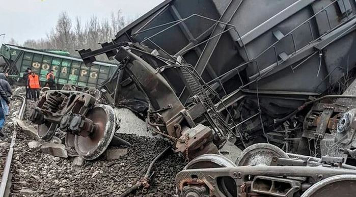 Trong khi Quân đội Nga tiếp tục tiêu diệt một cách “có hệ thống” các lực lượng dự bị của Ukraine trong quá trình vận chuyển đến khu vực chiến đấu. Một vụ việc như vậy xảy ra tại làng Barvenkovo, vùng Kharkov, nơi hai đoàn tàu quân sự của Ukraine bị phát hiện cùng một lúc. 