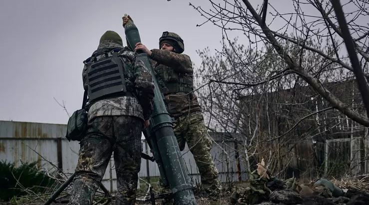 Tuy nhiên, những tàn quân còn lại của Quân đội Ukraine mặc dù không còn tâm thế sẵn sàng phản công, nhưng vẫn chiến đấu rất ngoan cường, kiên quyết không lùi bước trước sức các đợt pháo kích dữ dội của quân Nga. Họ đã đẩy lùi hàng chục cuộc tấn công của lính biệt kích Wagner trong 48 giờ qua. 