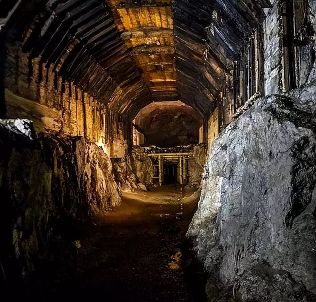 Ngoài ra, vẫn có những trận đánh lẻ tẻ tại Nhà máy luyện kim Artyom nằm ở phía bắc Bakhmut; mặc dù trước đó biệt kích Wagner tuyên bố đã kiểm soát được khu vực, nhưng truyền thông Ukraine khẳng định, quân đội Ukraine đã sử dụng lối đi ngầm để chiến đấu với quân Wagner bên trong nhà máy. 