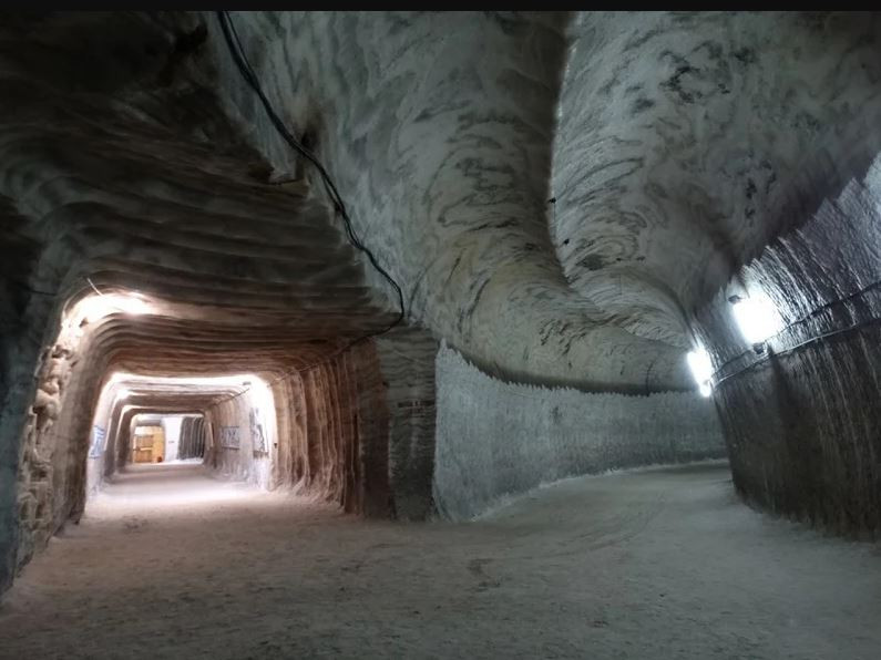 Tại Nhà máy luyện kim Artyom cũng có những hầm ngầm giống như Nhà máy gang thép Mariupol, nơi từng nổ ra giao tranh ác liệt trước đây. Hiện quân Wagner chỉ kiểm soát các tòa nhà trên mặt đất của nhà máy, trong khi quân đội Ukraine sử dụng công sự ngầm để tiến hành đánh lén, tập kích quân Wagner. 