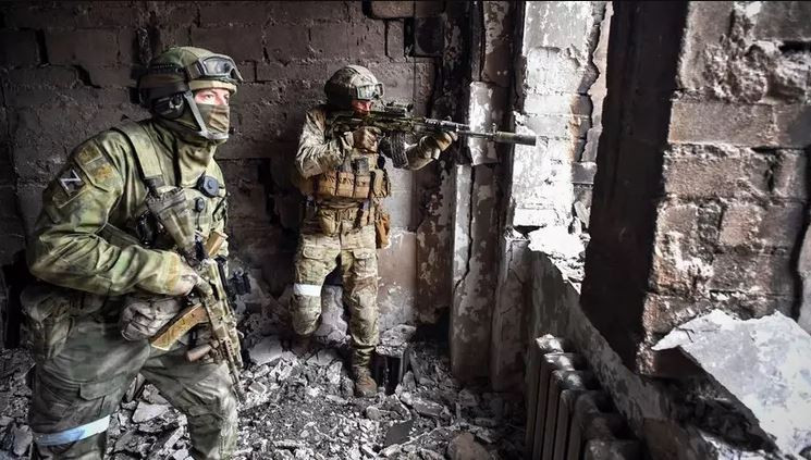 Hiện lính đánh thuê Wagner đang lo lắng, nếu tiến vào các đường hầm, sẽ bị quân đội Ukraine mai phục phản công, dẫn đến thương vong không cần thiết. Do vậy, họ chỉ lựa chọn trên bao vây, phong tỏa mặt đất và tích cực tìm kiếm lối ra vào của lối đi ngầm, sau đó dùng vũ khí hạng nặng hoặc thiết bị nổ phá hủy hoặc phong tỏa; cắt đứt liên lạc của quân đội Ukraine với bên ngoài. 