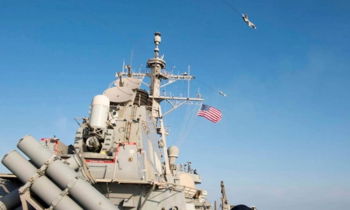 Trong đoạn video được giới thiệu, người xem có thể thấy khoảnh khắc chiếc máy bay chiến đấu Su-30SM làm nhiệm vụ hộ tống và chiếc tiêm kích bom Su-24 của Nga trên bầu trời Biển Baltic.