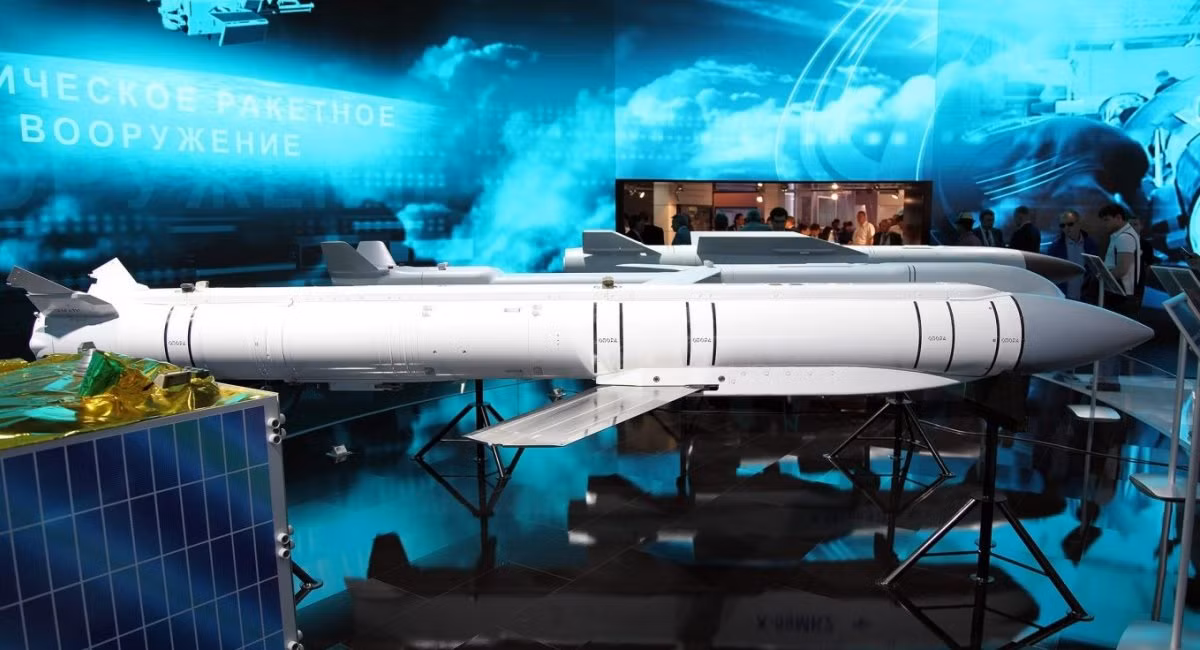 Tác dụng của bộ thiết bị bổ sung này đã biến một quả bom rơi tự do thành một quả bom lượn có điều khiển. Điều đó cho phép máy bay thả chúng từ một vị trí an toàn, cách xa mục tiêu, hoặc máy bay không phải bay vào không phận do đối phương kiểm soát.