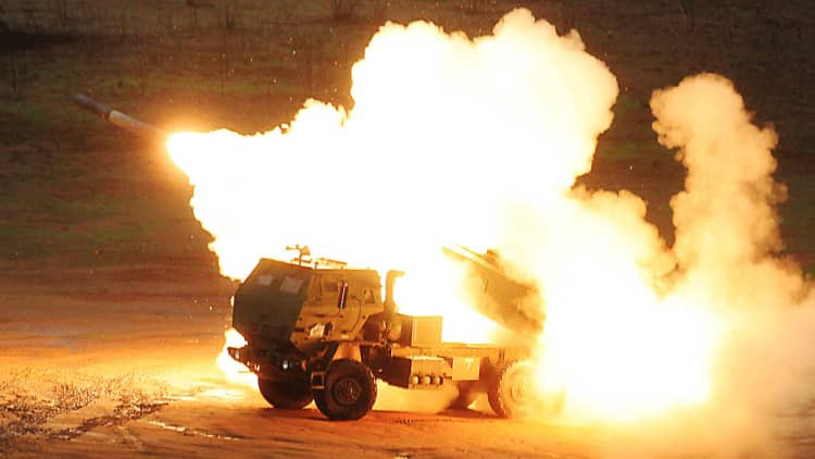 Vì số lượng ít nên quân đội Ukraine luôn sử dụng HIMARS như một loại vũ khí gần như là vũ khí tầm xa chính xác duy nhất để phá hủy các kho hậu cần của quân đội Nga, nhằm mục đích cắt đứt nguồn năng lực tấn công của Nga. 