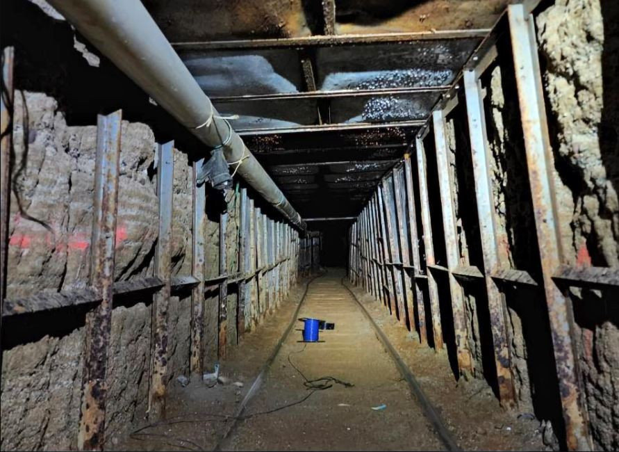 Mặc dù các cuộc tấn công của Nga rất dữ dội, nhưng họ chưa thể vượt qua được các lối đi ngầm. Nếu đột nhập vào các đường hầm để bao vây, trấn áp thì rất dễ bị quân đội Ukraine phục kích. Nếu sử dụng bom thường, hiệu quả sẽ quá chậm.