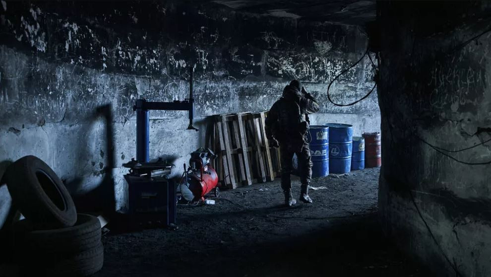 Ngay từ thời Liên Xô, Bakhmut đã có các đường hầm trải dài tứ phía; sau 8 năm (từ năm 2014) được quân đội Ukraine cải tạo và tiếp tục xây dựng mới, các lối đi ngầm ở khu vực này ngày càng lớn hơn. 