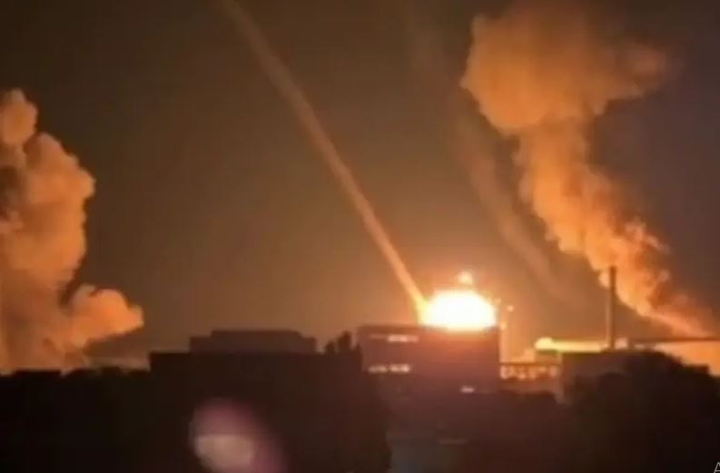 Vào sáng sớm ngày 21/11, Không quân Ukraine báo cáo rằng, hệ thống cảnh báo phòng không của họ đã phát hiện một tên lửa đạn đạo liên lục địa, do Nga phóng hướng tới thành phố Dnipropetrovsk ở miền đông Ukraine. Nơi này “tình cờ” cũng là quê hương của Tổng thống Ukraine Volodymyr Zelensky. 