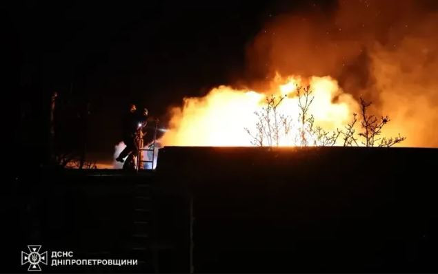 Các chuyên gia thế giới cũng đang “rối trí” về việc Moscow sử dụng tên lửa đạn đạo xuyên lục địa đầu tiên trên thế giới trong chiến đấu. Tên lửa đạn đạo xuyên lục địa được thiết kế để mang đầu đạn hạt nhân, nhưng lần này Quân đội Nga phóng tên lửa mang đầu đạn thông thường.